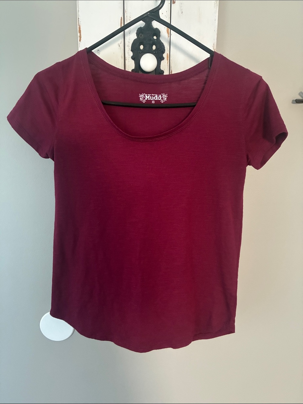 Mud scoop neck burgundy tee shirt